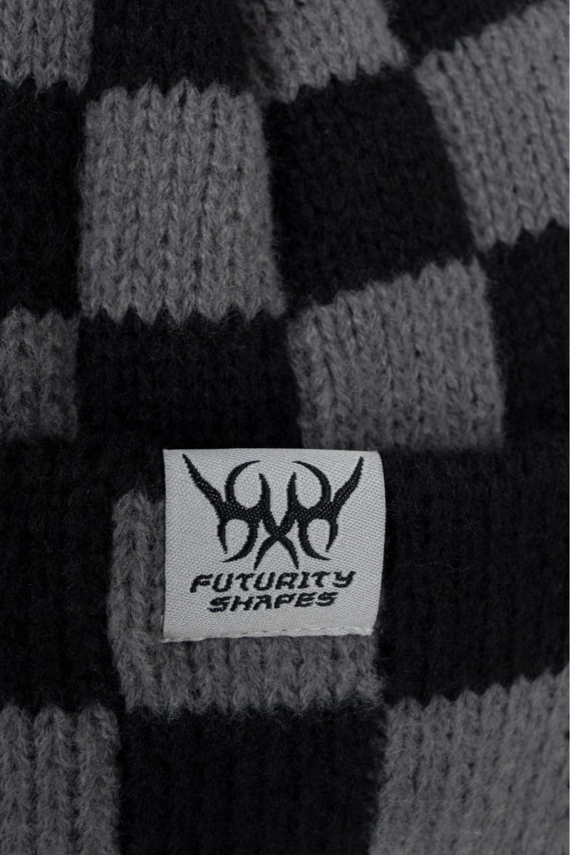 Czarno-szara czapka zimowa w kratę, kremowy