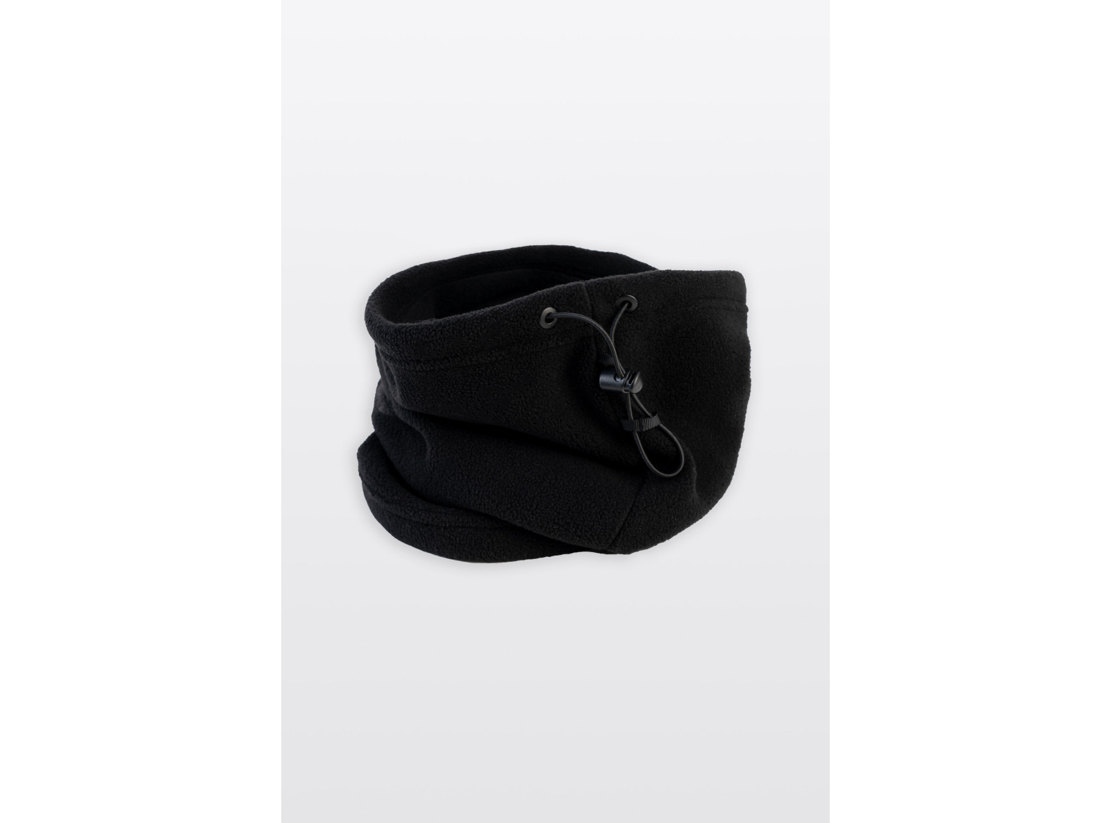 Czarny komin z napisem