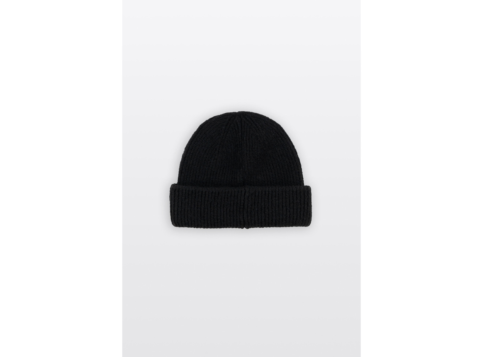 Czarna czapka zimowa z nadrukiem