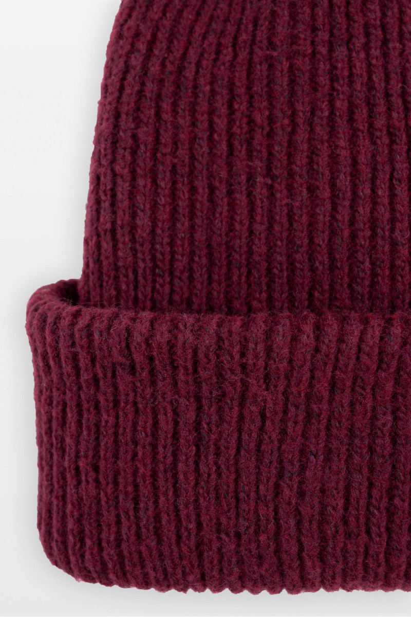 Bordowa czapka zimowa
