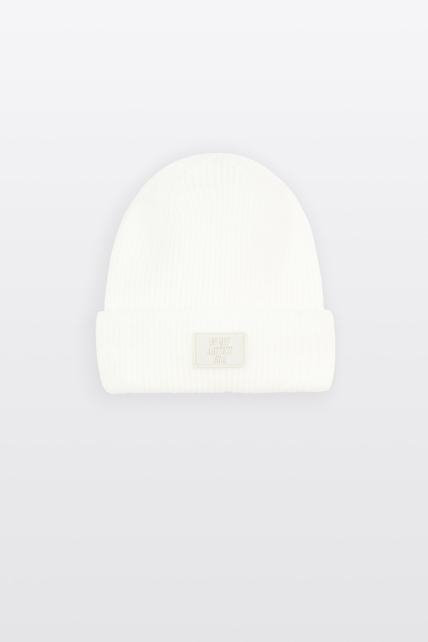 Kremowa czapka zimowa z nadrukiem