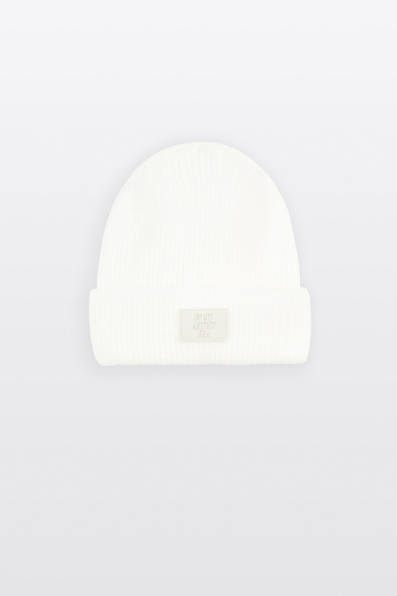 Kremowa czapka zimowa z nadrukiem