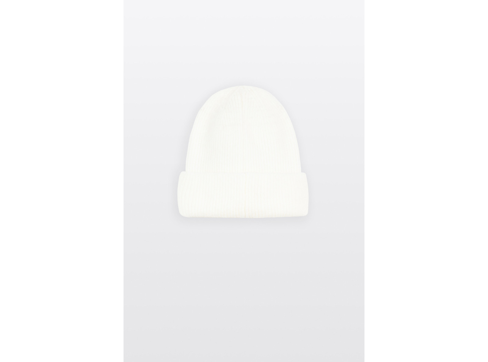 Kremowa czapka zimowa z nadrukiem