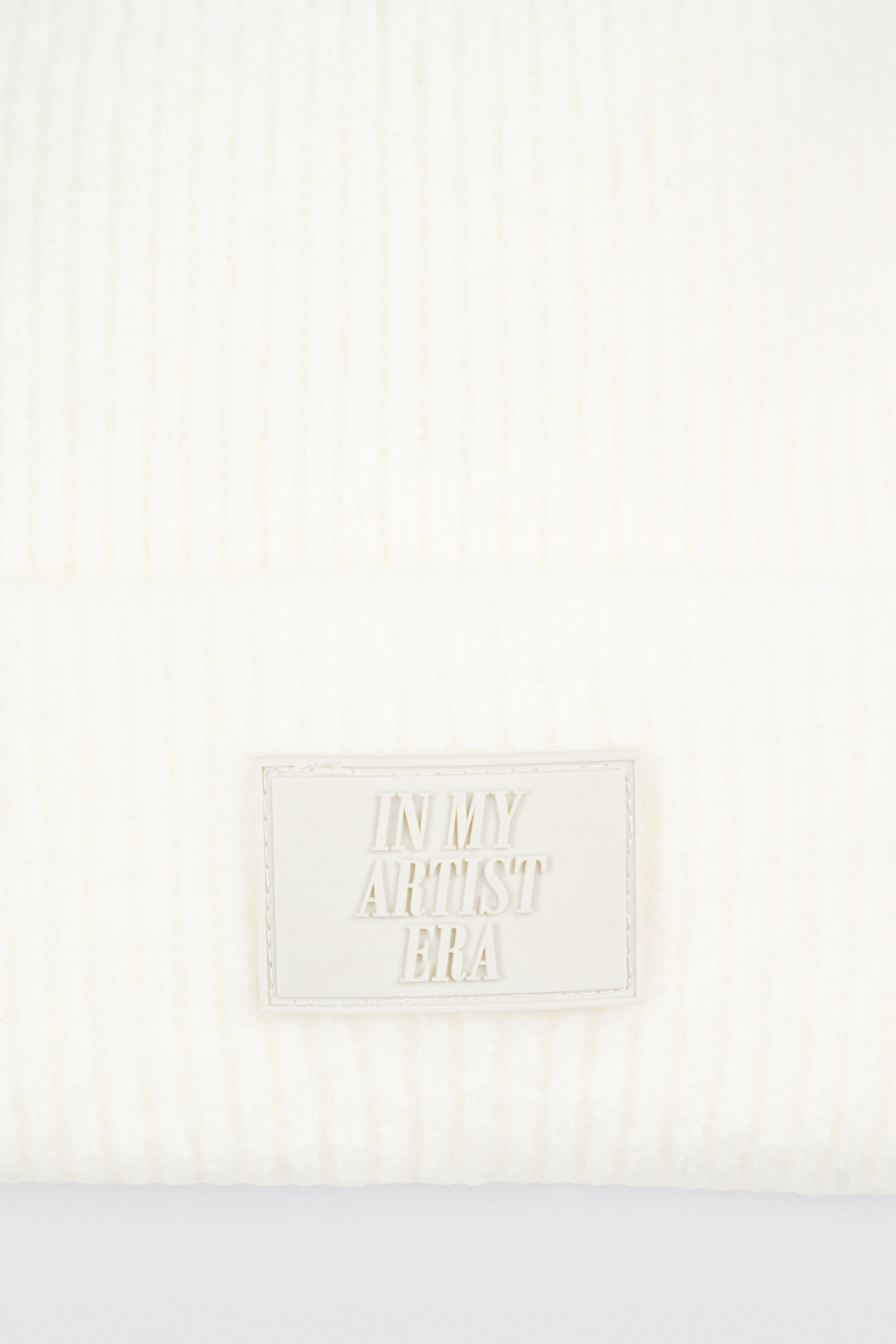 Kremowa czapka zimowa z nadrukiem