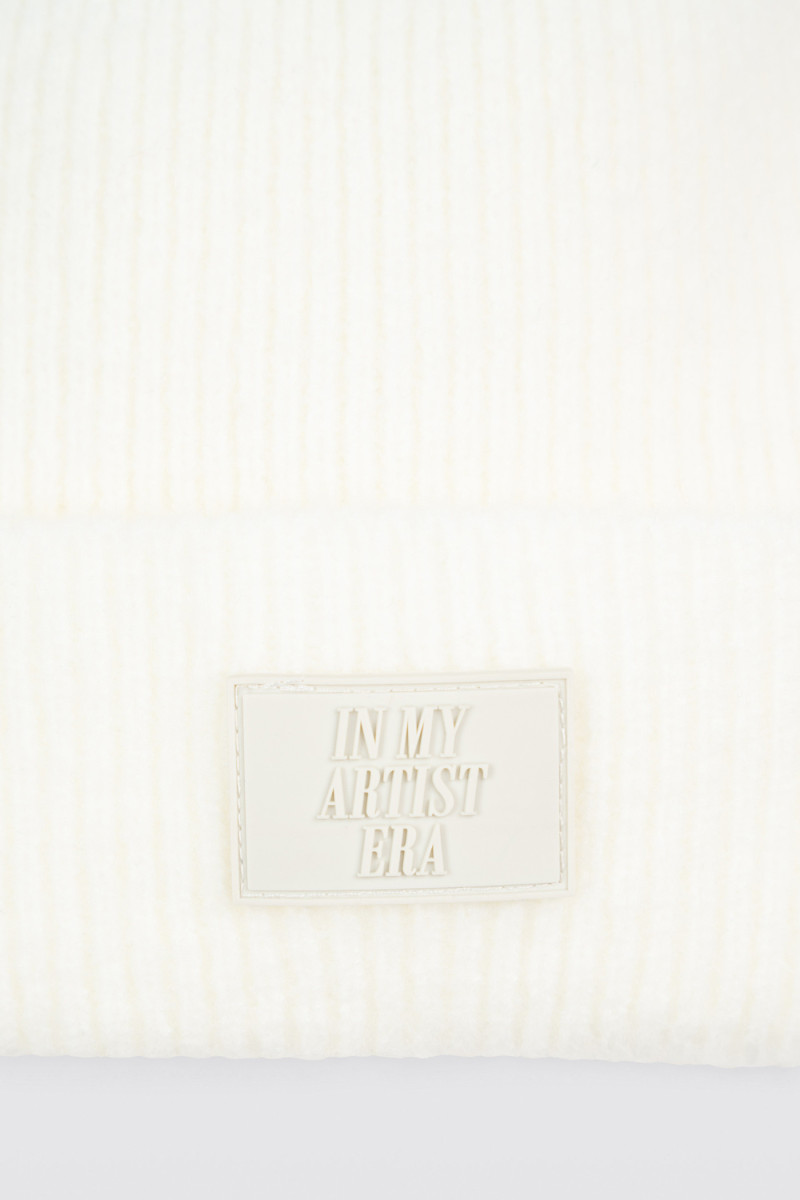 Kremowa czapka zimowa z nadrukiem