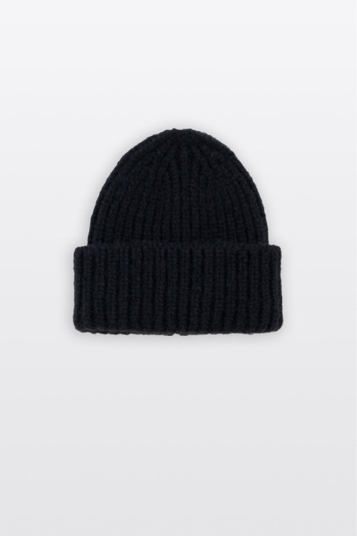 Czarna czapka zimowa
