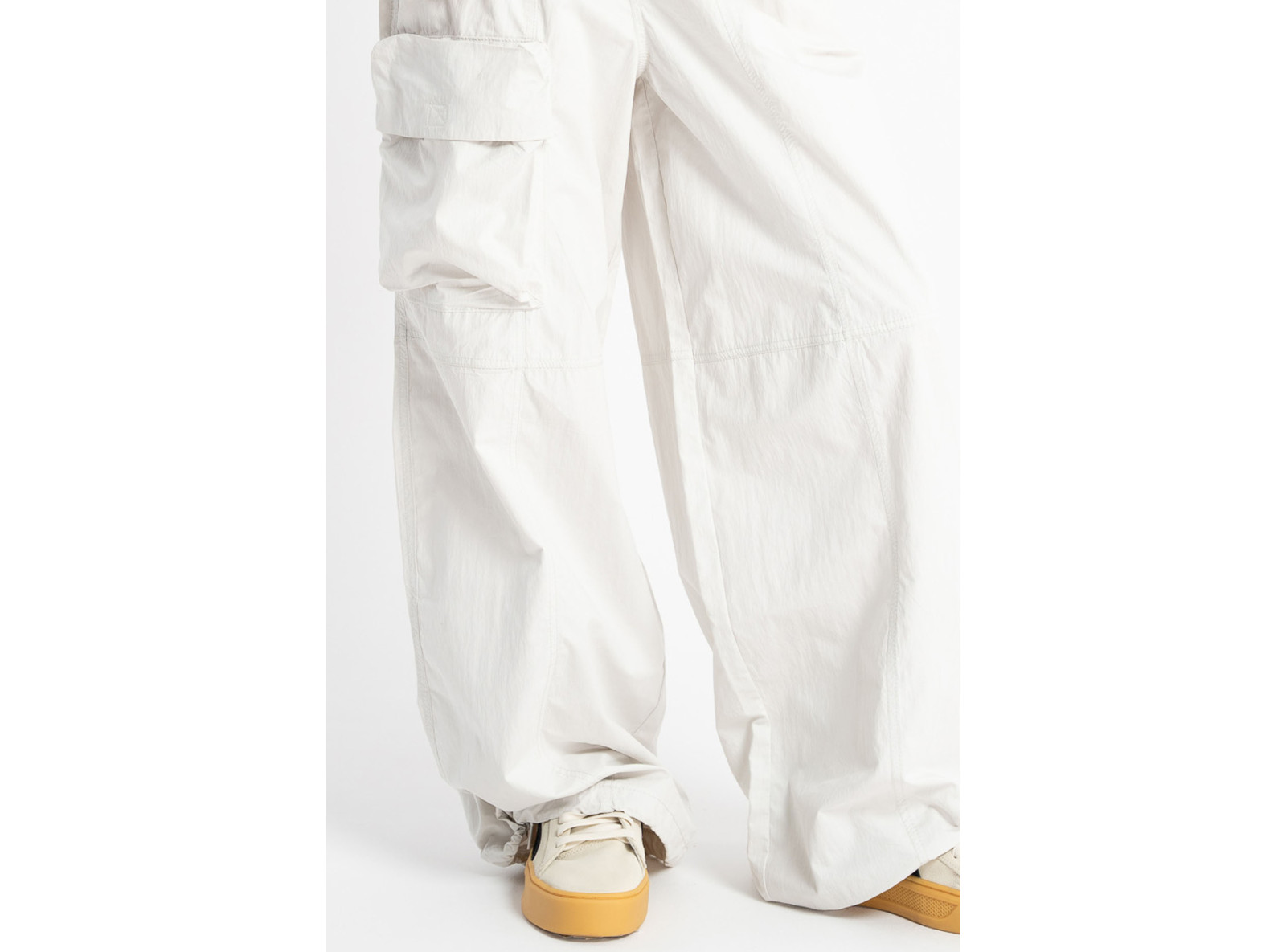 Białe spodnie WIDE LEG z przestrzenną kieszonką Białe spodnie WIDE LEG z przestrzenną kieszonką