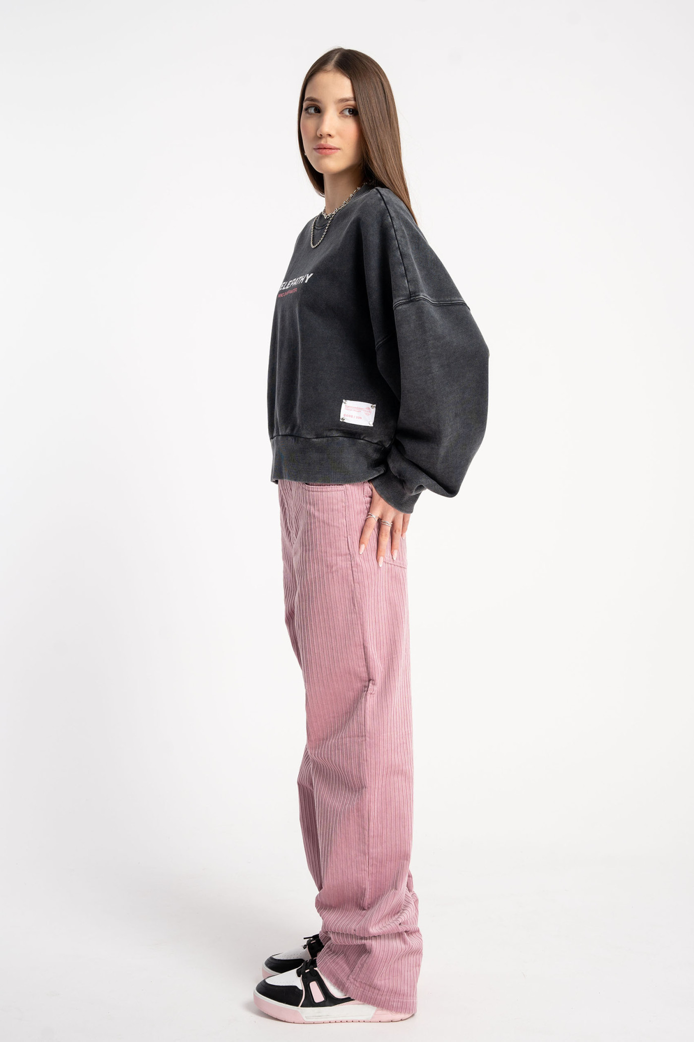 Różowe sztruksowe spodnie z szerokimi nogawkami