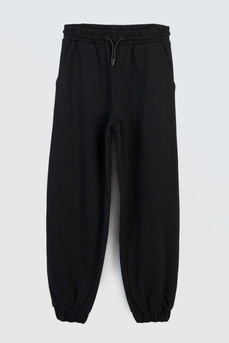 Czarne spodnie dresowe o kroju REGULAR Czarne spodnie dresowe o kroju REGULAR