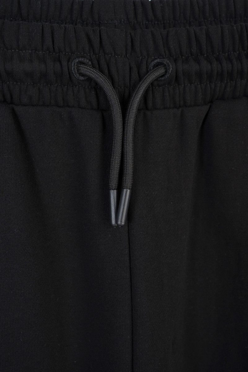 Czarne spodnie dresowe o kroju REGULAR Czarne spodnie dresowe o kroju REGULAR