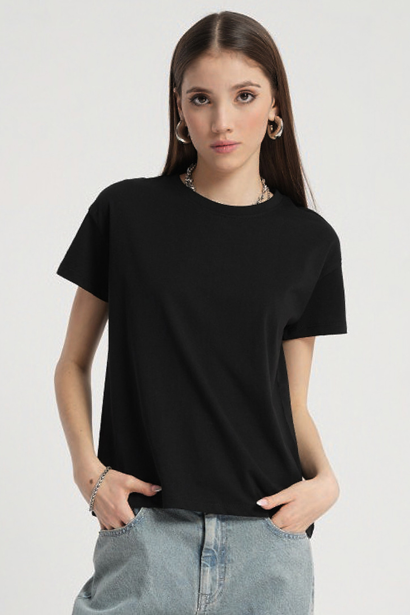 Czarny t-shirt REGULAR z autorską grafiką z tyłu Czarny t-shirt REGULAR z autorską grafiką z tyłu