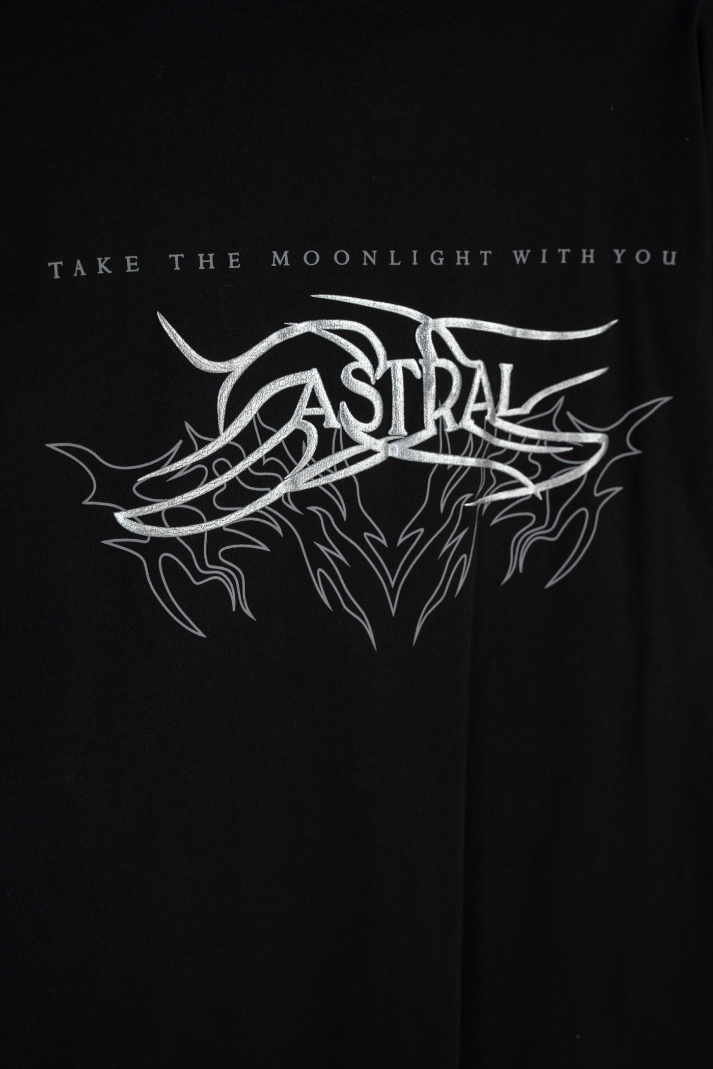 Czarny t-shirt REGULAR z autorską grafiką z tyłu Czarny t-shirt REGULAR z autorską grafiką z tyłu