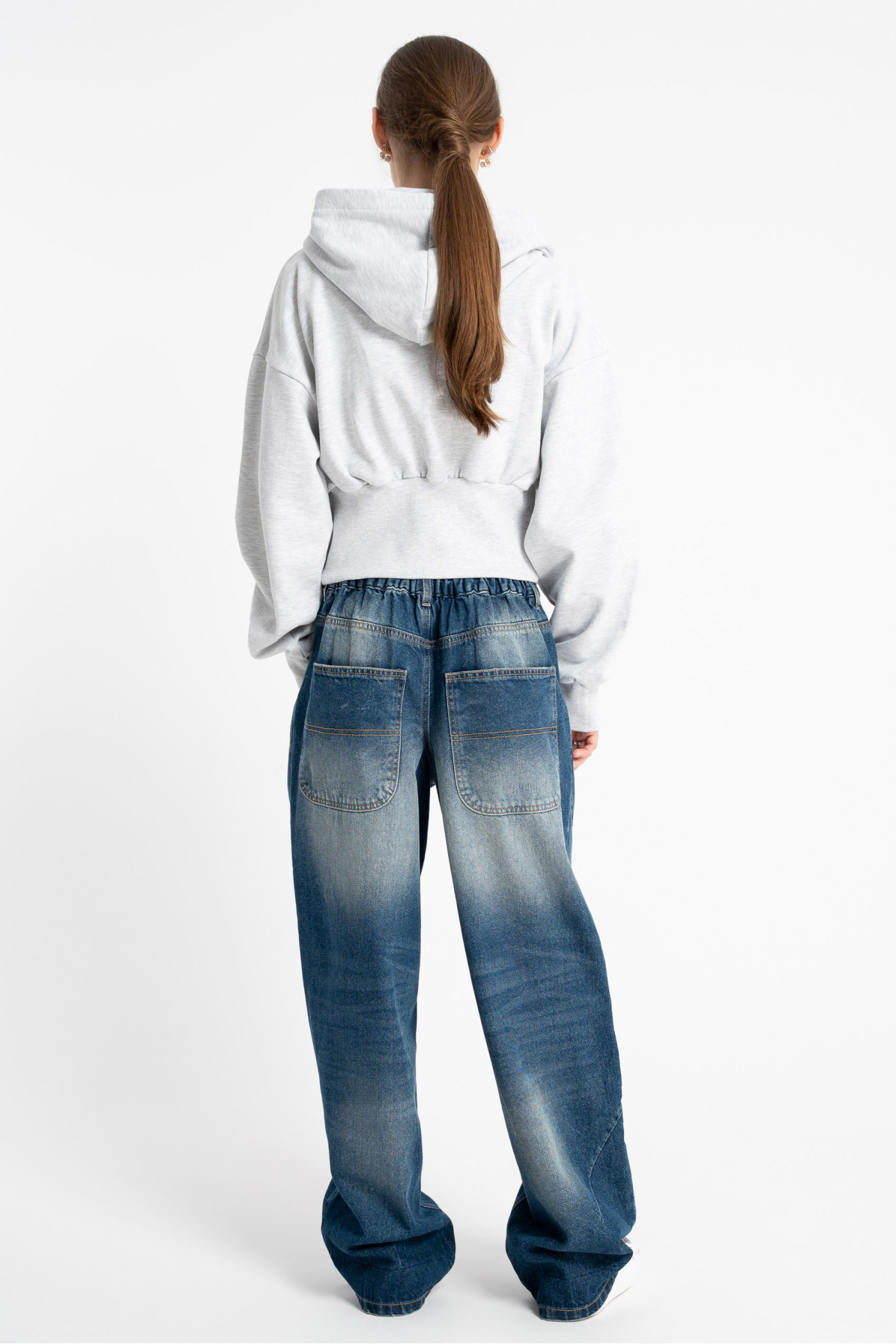 Szara bluza z kapturem z podkreśloną talią