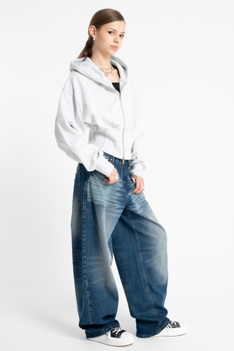 Szara bluza z kapturem z podkreśloną talią