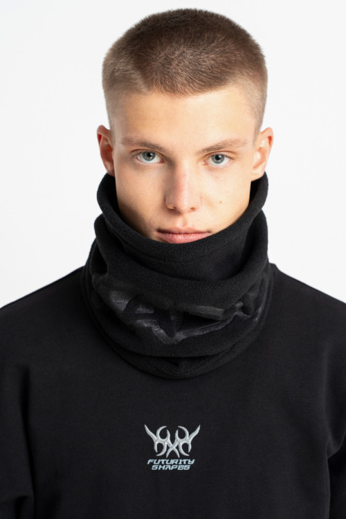 Czarny komin z napisem Czarny komin z napisem