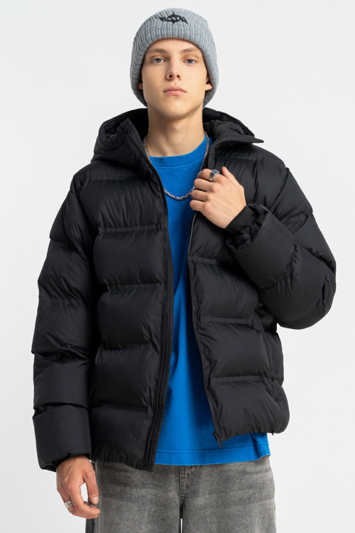 Czarna pikowana kurtka ocieplana z obszernym kapturem Czarna pikowana kurtka ocieplana z obszernym kapturem