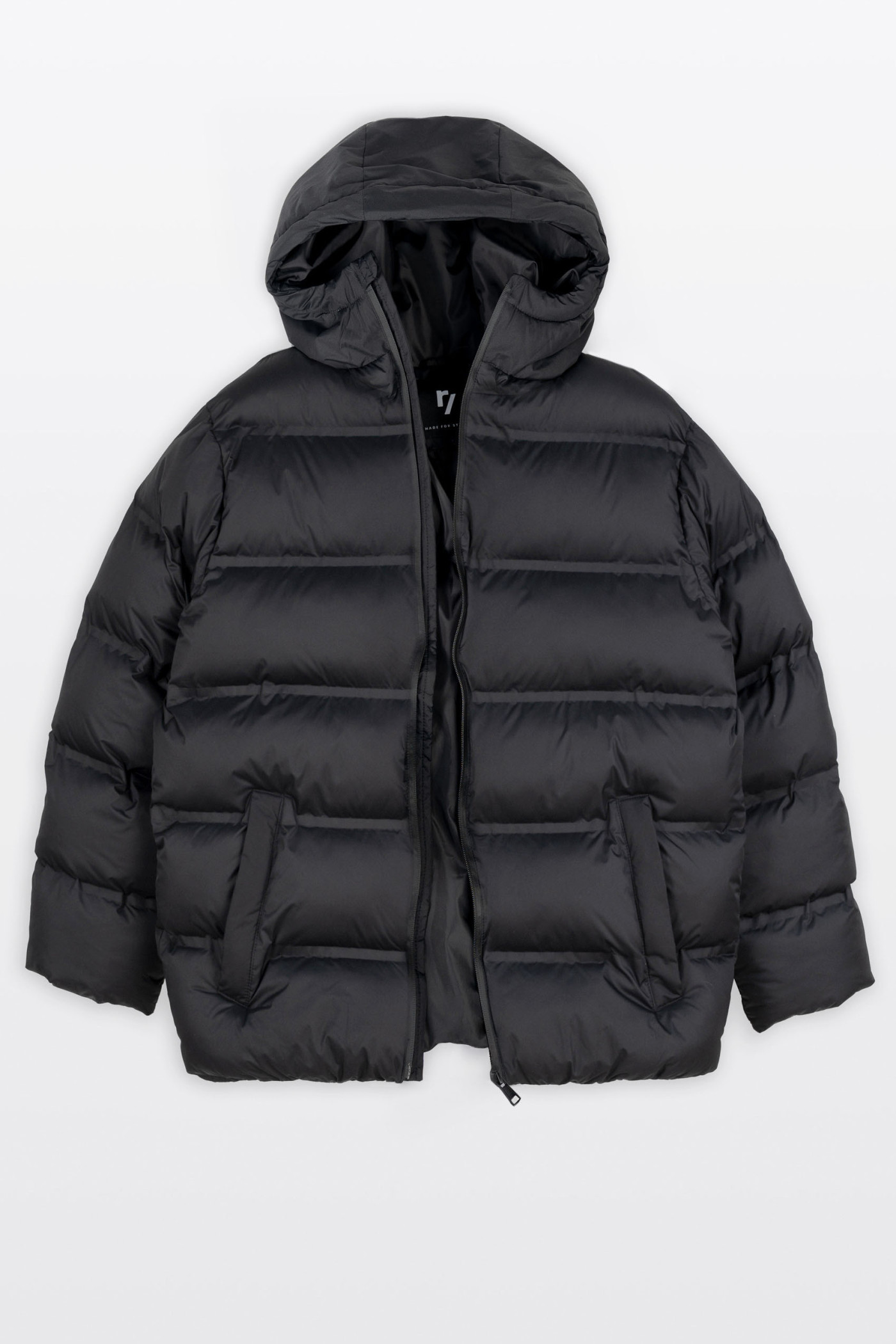 Czarna pikowana kurtka ocieplana z obszernym kapturem