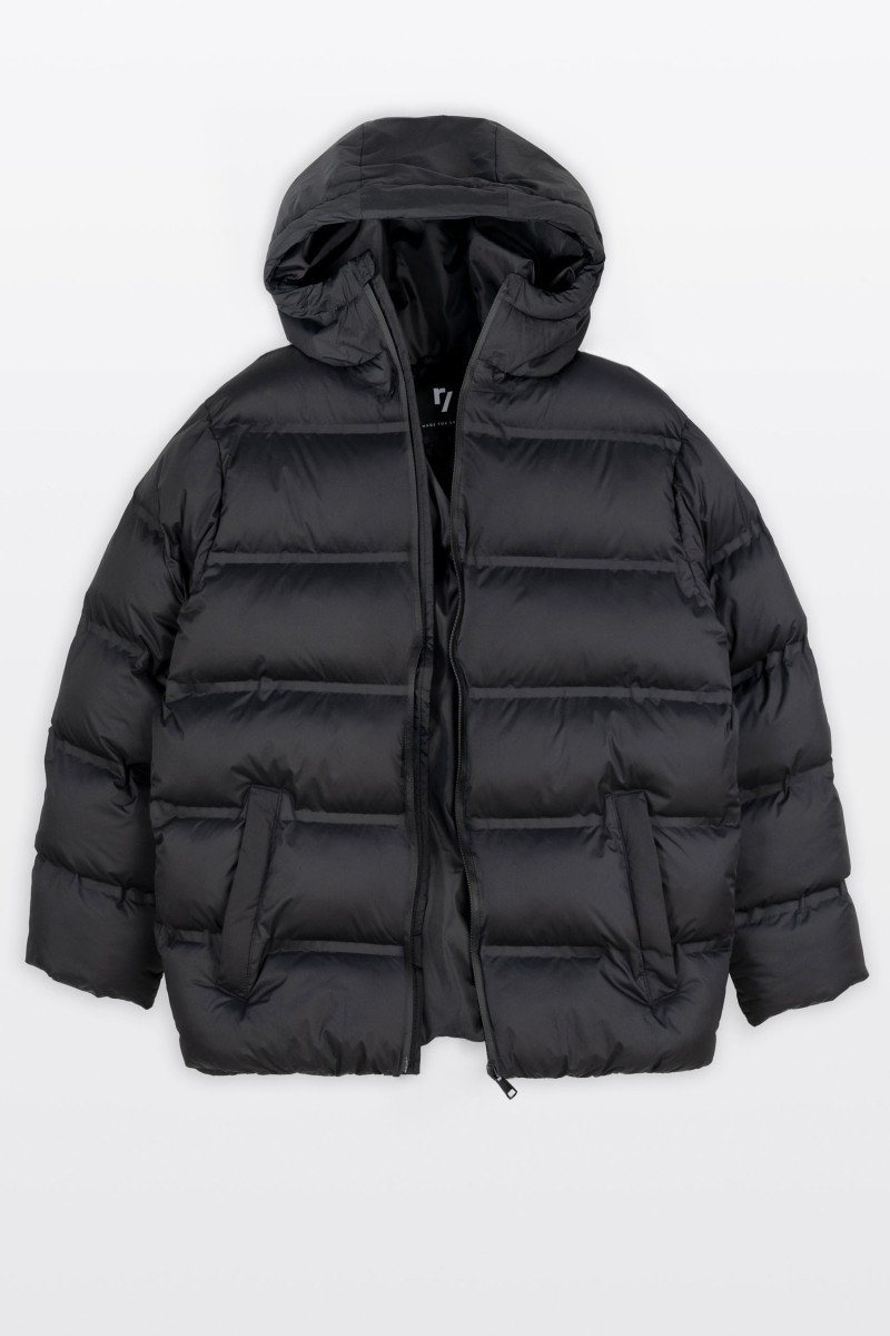 Czarna pikowana kurtka ocieplana z obszernym kapturem