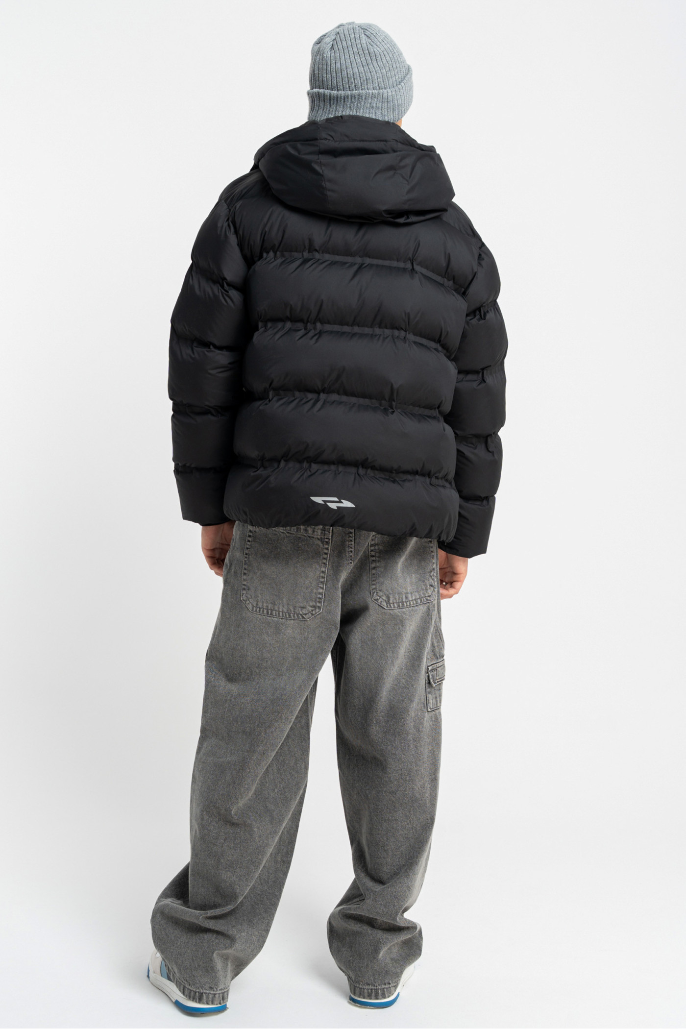 Czarna pikowana kurtka ocieplana z obszernym kapturem