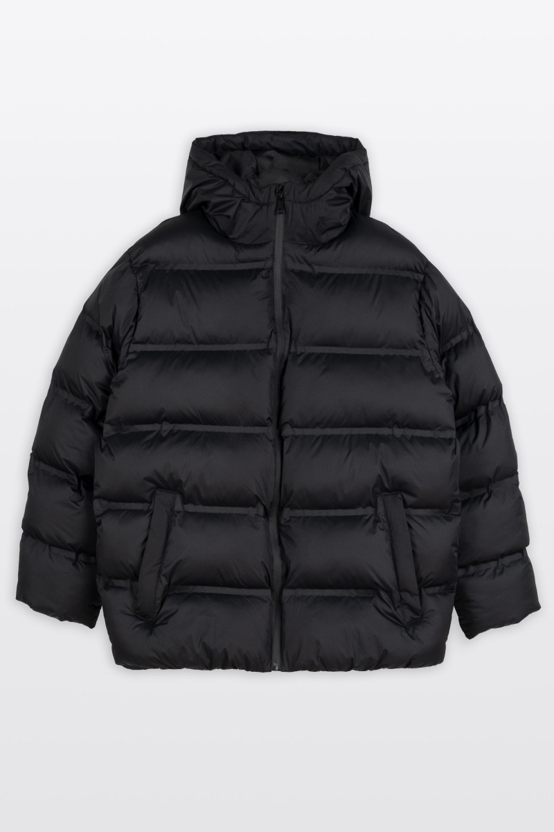 Czarna pikowana kurtka ocieplana z obszernym kapturem