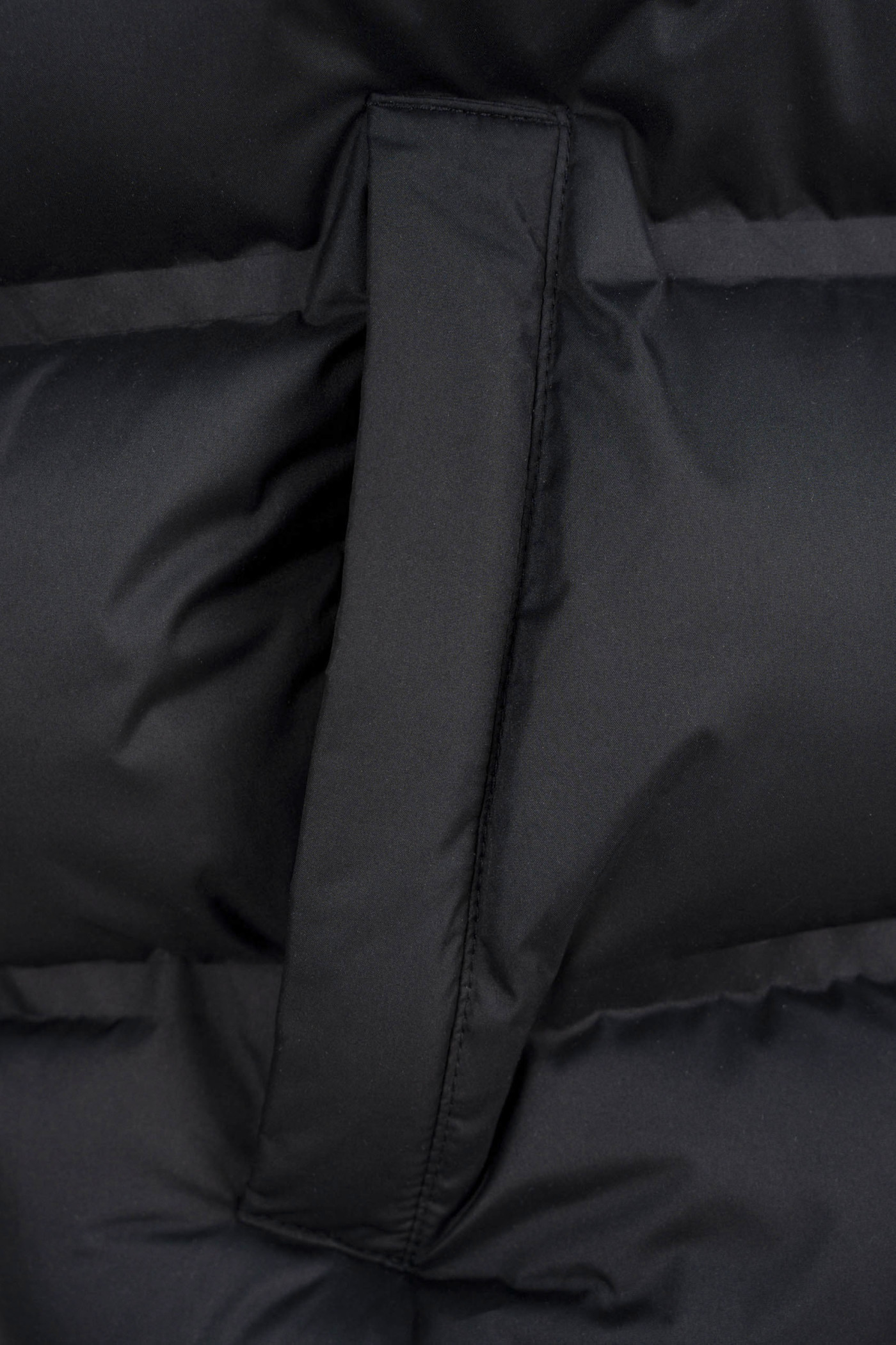 Czarna pikowana kurtka ocieplana z obszernym kapturem