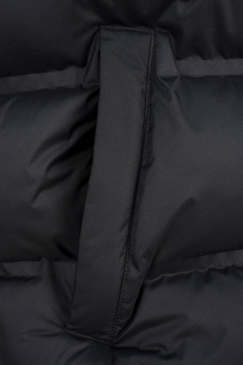 Czarna pikowana kurtka ocieplana z obszernym kapturem