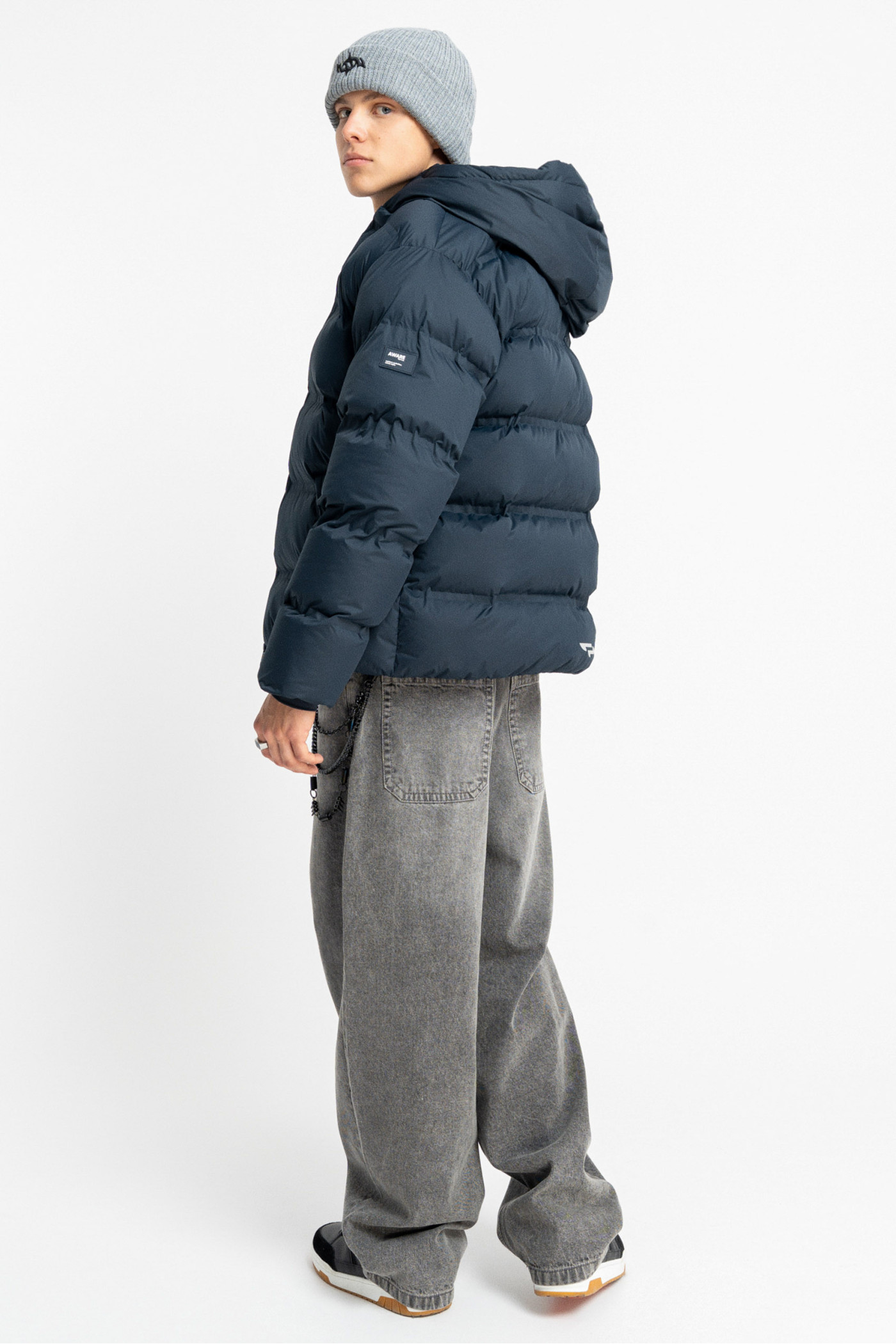 Granatowa pikowana kurtka ocieplana z obszernym kapturem