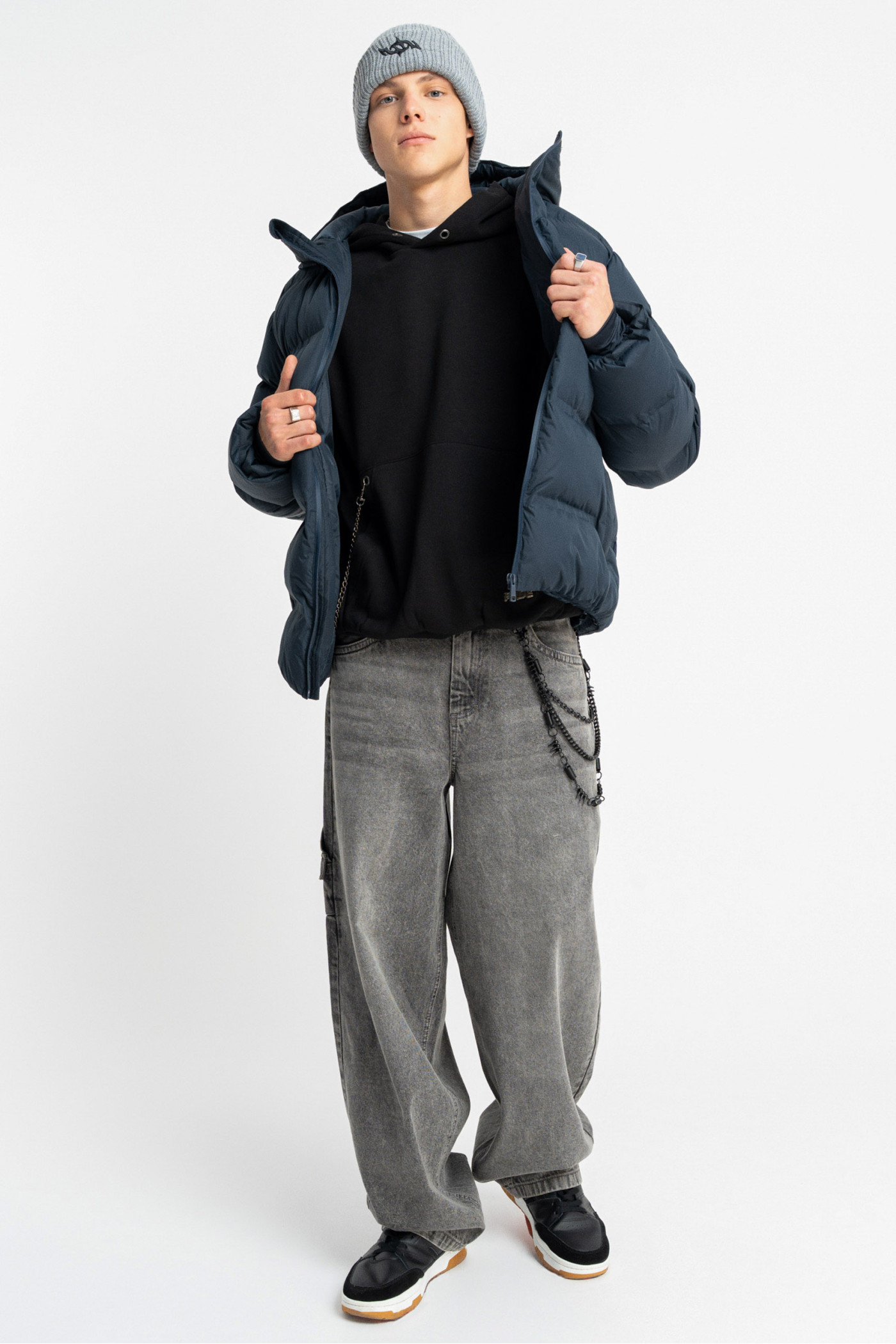 Granatowa pikowana kurtka ocieplana z obszernym kapturem