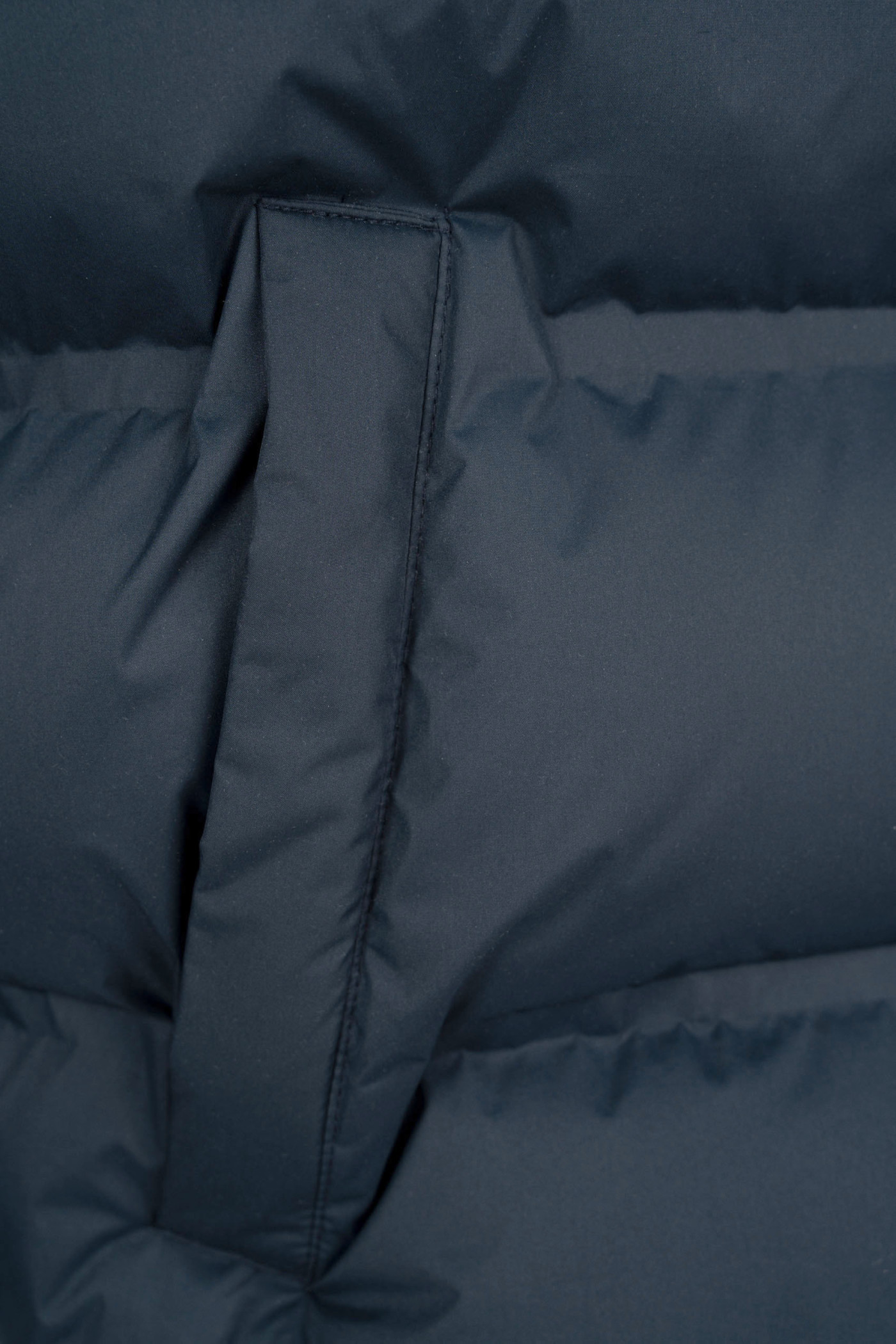 Granatowa pikowana kurtka ocieplana z obszernym kapturem