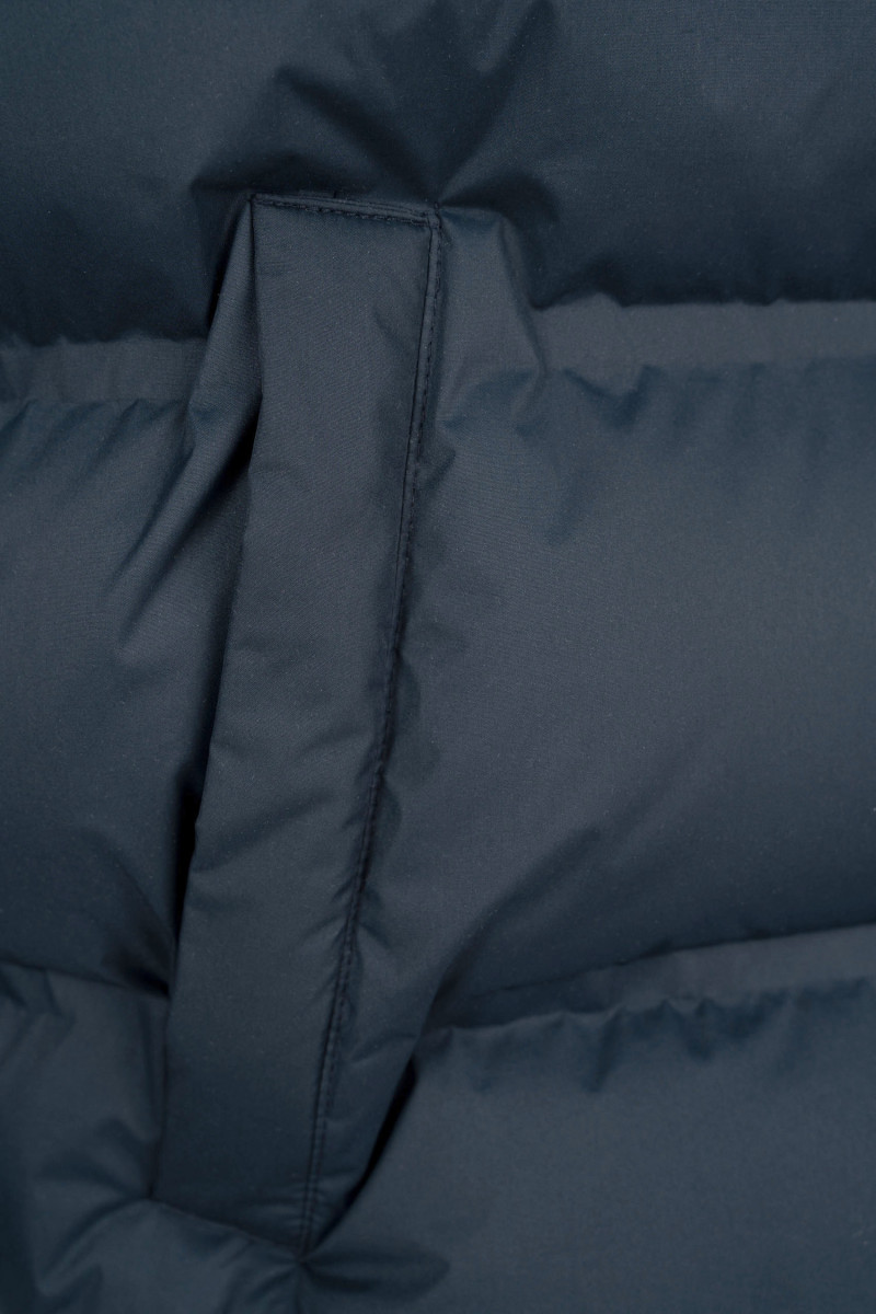 Granatowa pikowana kurtka ocieplana z obszernym kapturem