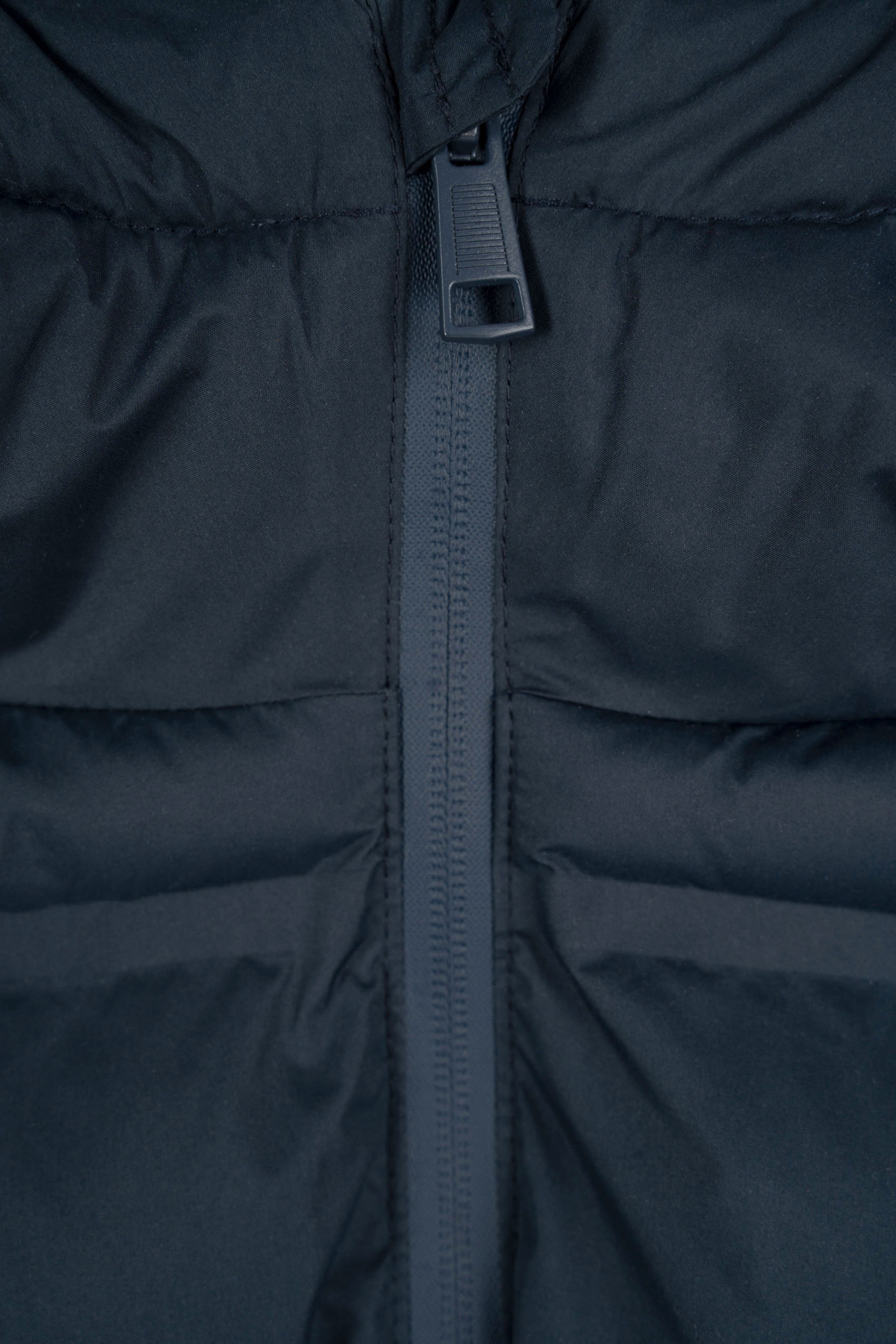 Granatowa pikowana kurtka ocieplana z obszernym kapturem