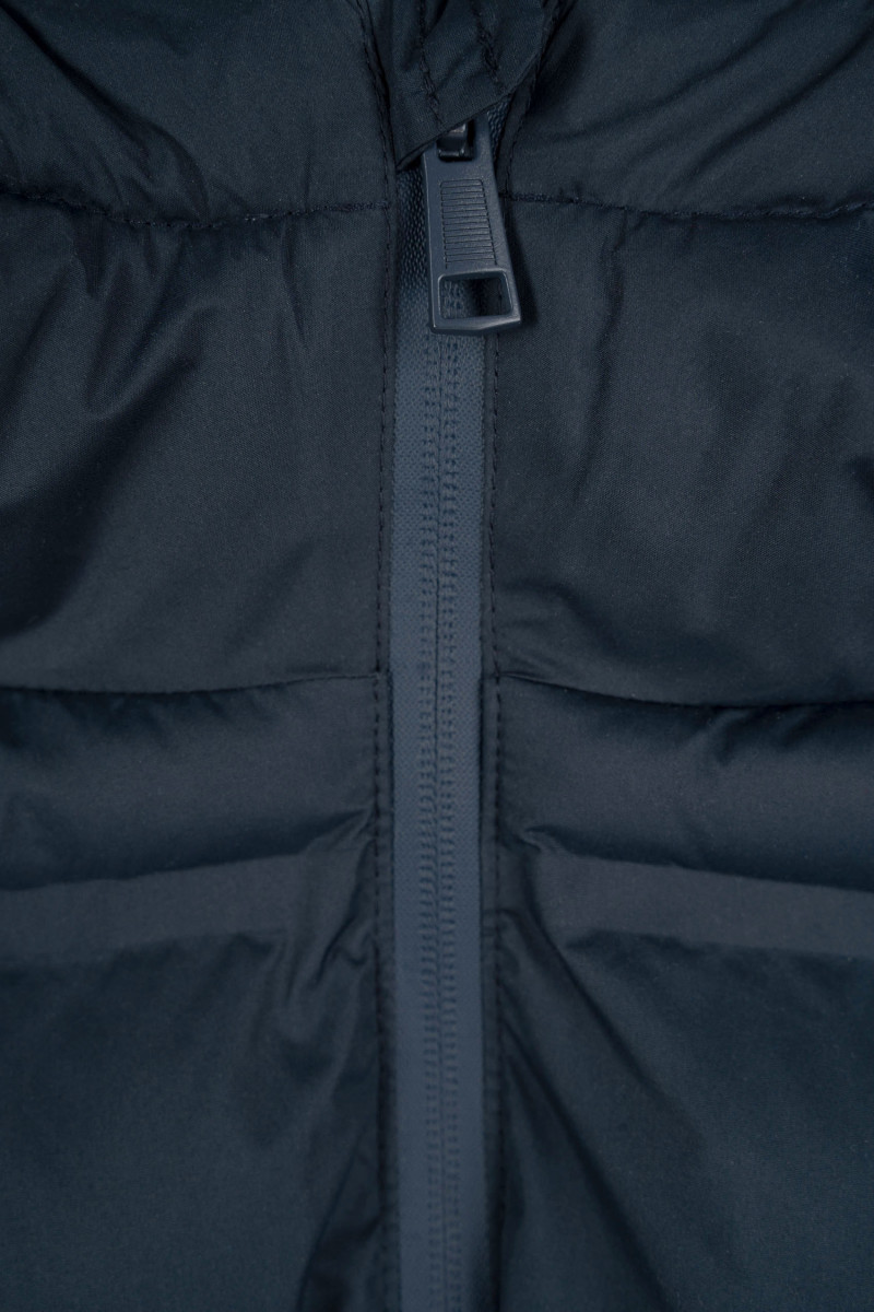 Granatowa pikowana kurtka ocieplana z obszernym kapturem