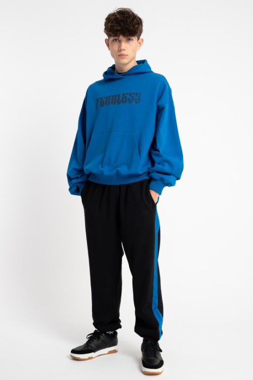 Czarne spodnie dresowe OVERSIZE z niebieskim lampasem Czarne spodnie dresowe OVERSIZE z niebieskim lampasem