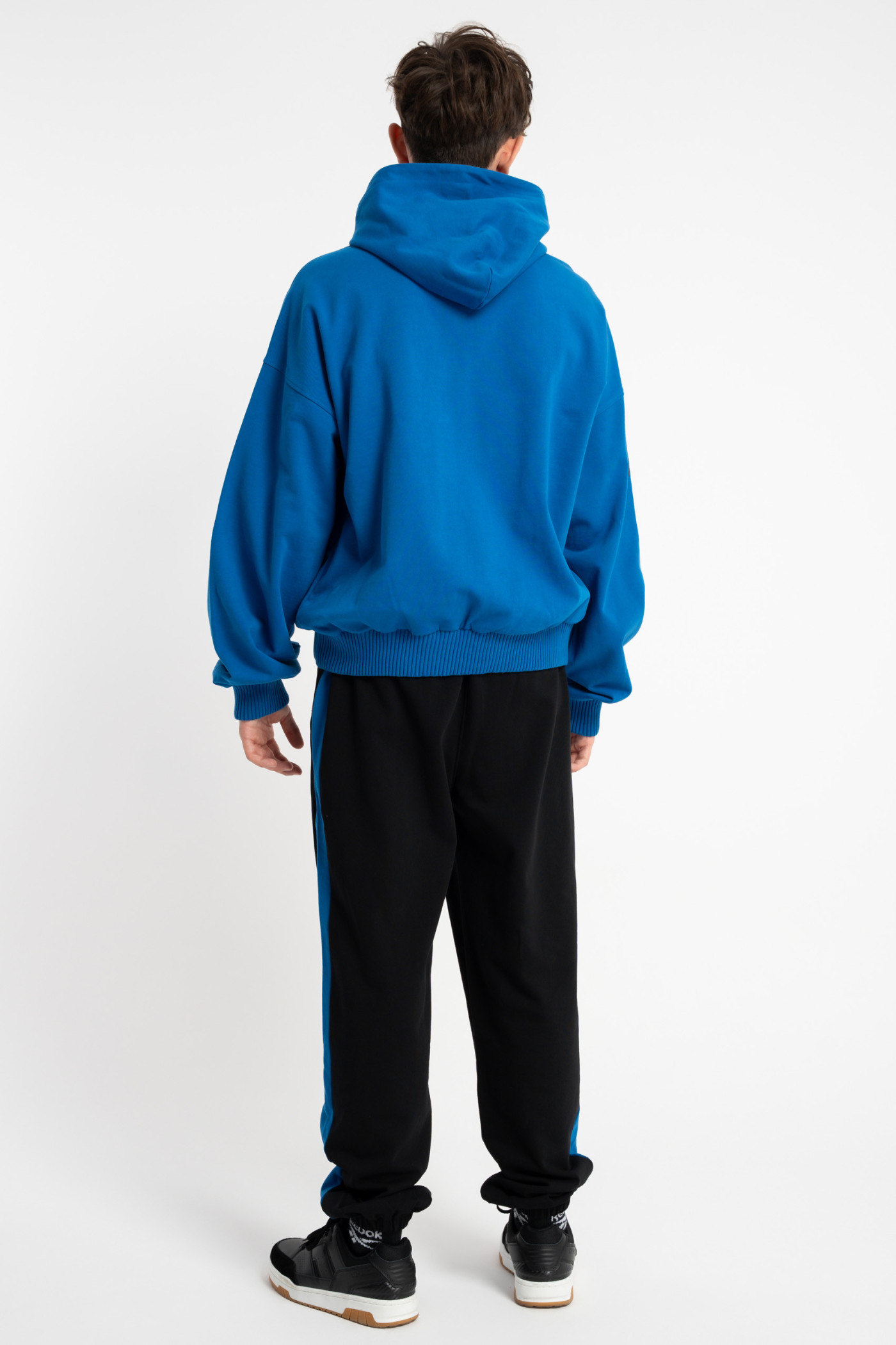 Czarne spodnie dresowe OVERSIZE z niebieskim lampasem