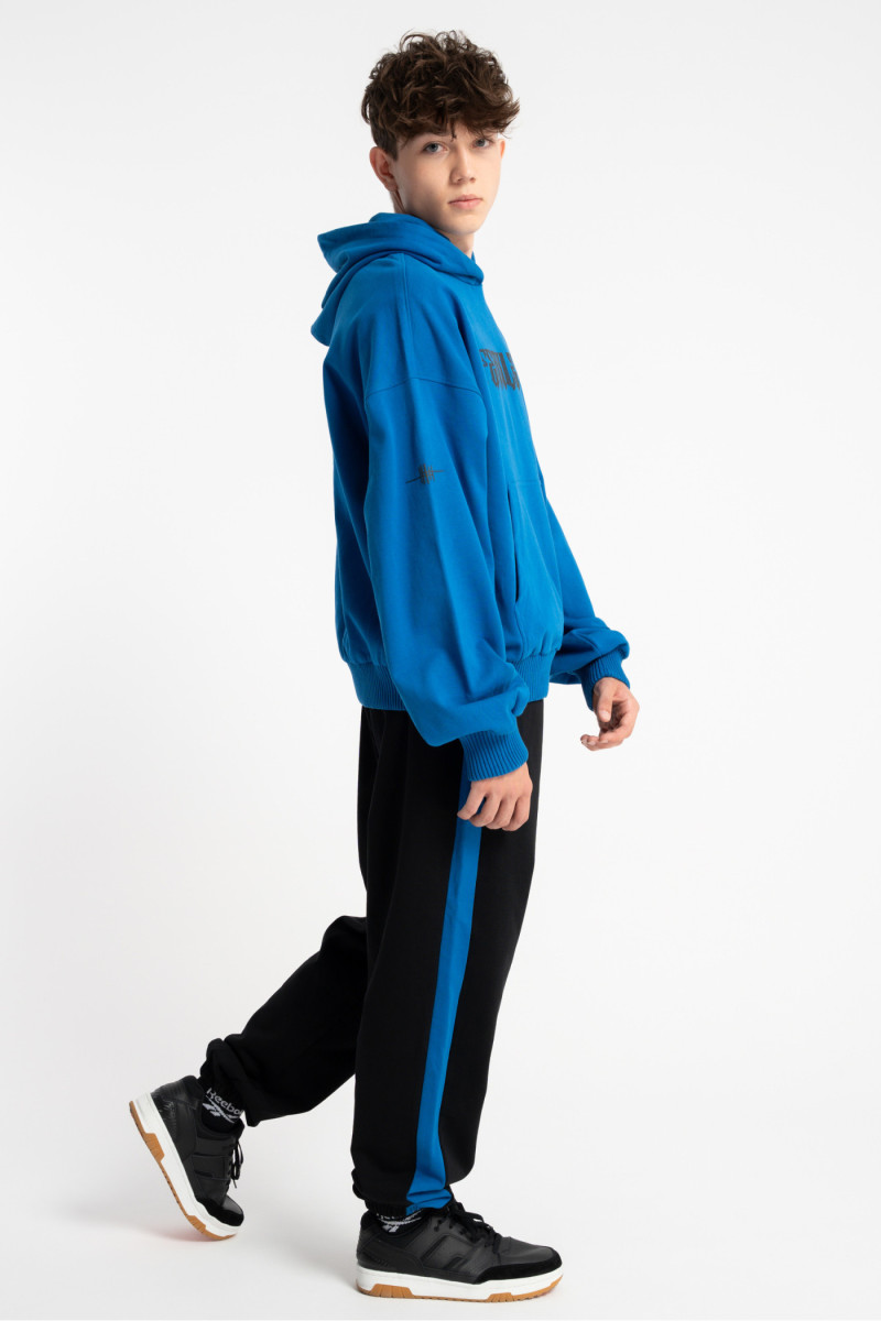 Czarne spodnie dresowe OVERSIZE z niebieskim lampasem, czarny