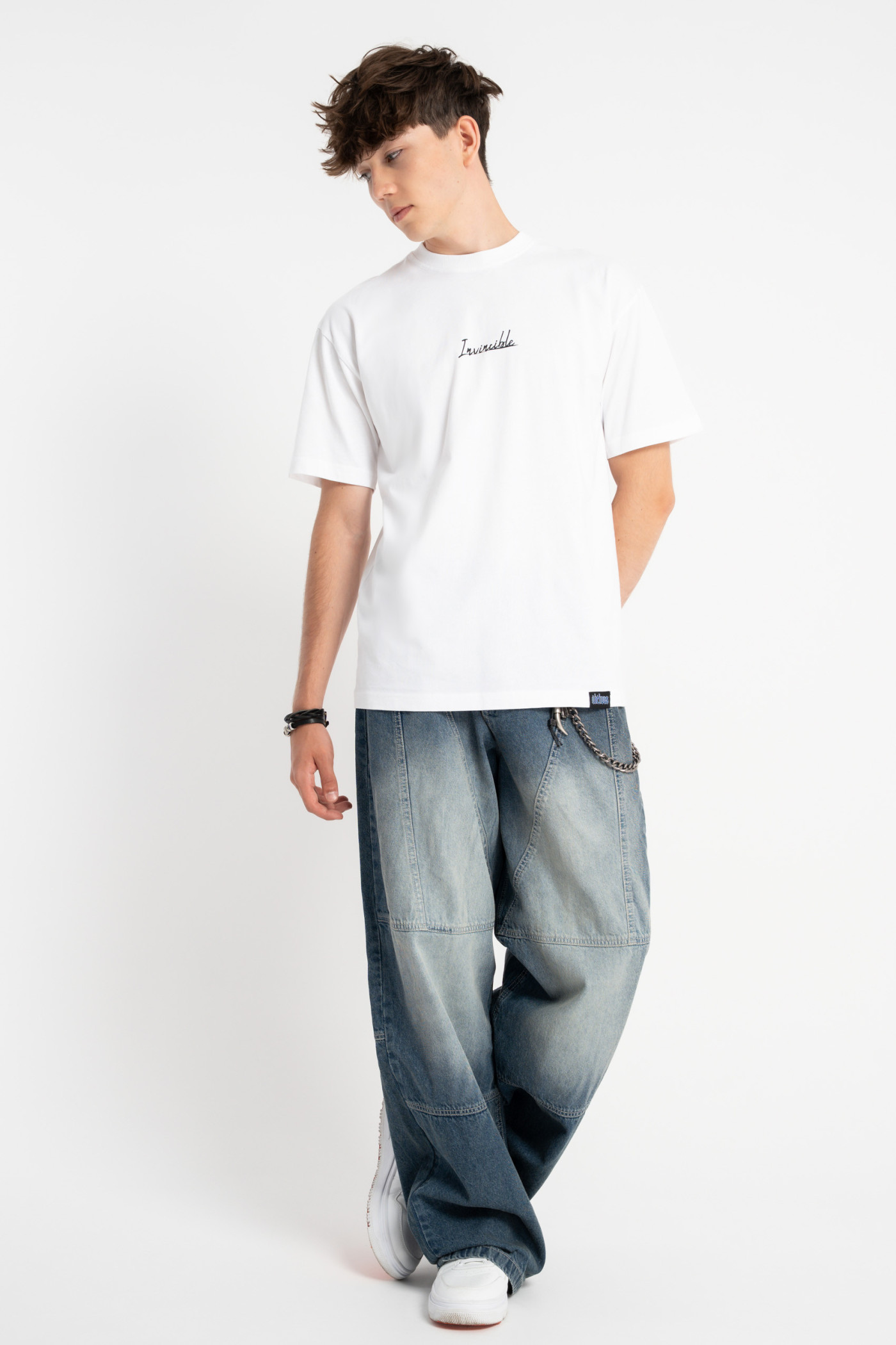 Biały t-shirt LOOSE z autorską grafiką z tyłu Biały t-shirt LOOSE z autorską grafiką z tyłu