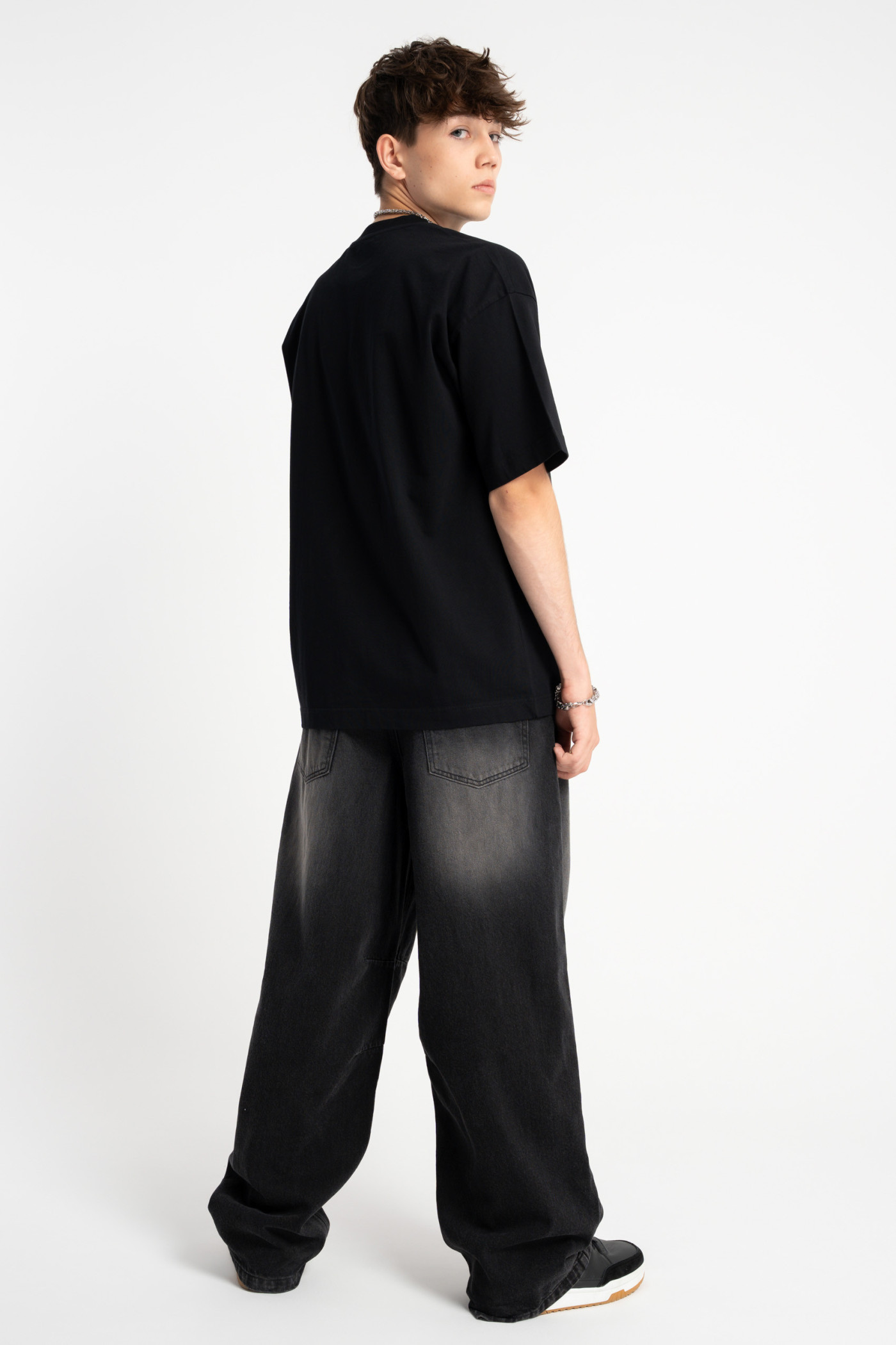 Czarny t-shirt OVERSIZE z autorską grafiką z przodu Czarny t-shirt OVERSIZE z autorską grafiką z przodu