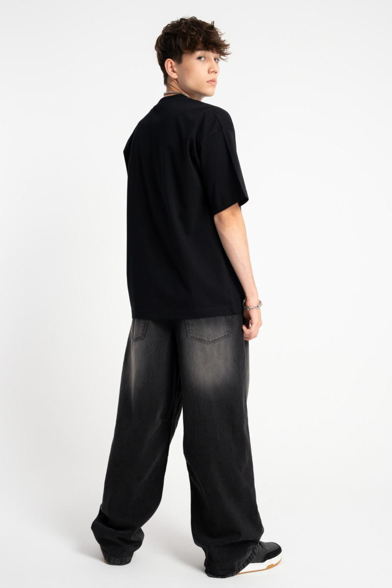 Czarny t-shirt OVERSIZE z autorską grafiką z przodu Czarny t-shirt OVERSIZE z autorską grafiką z przodu