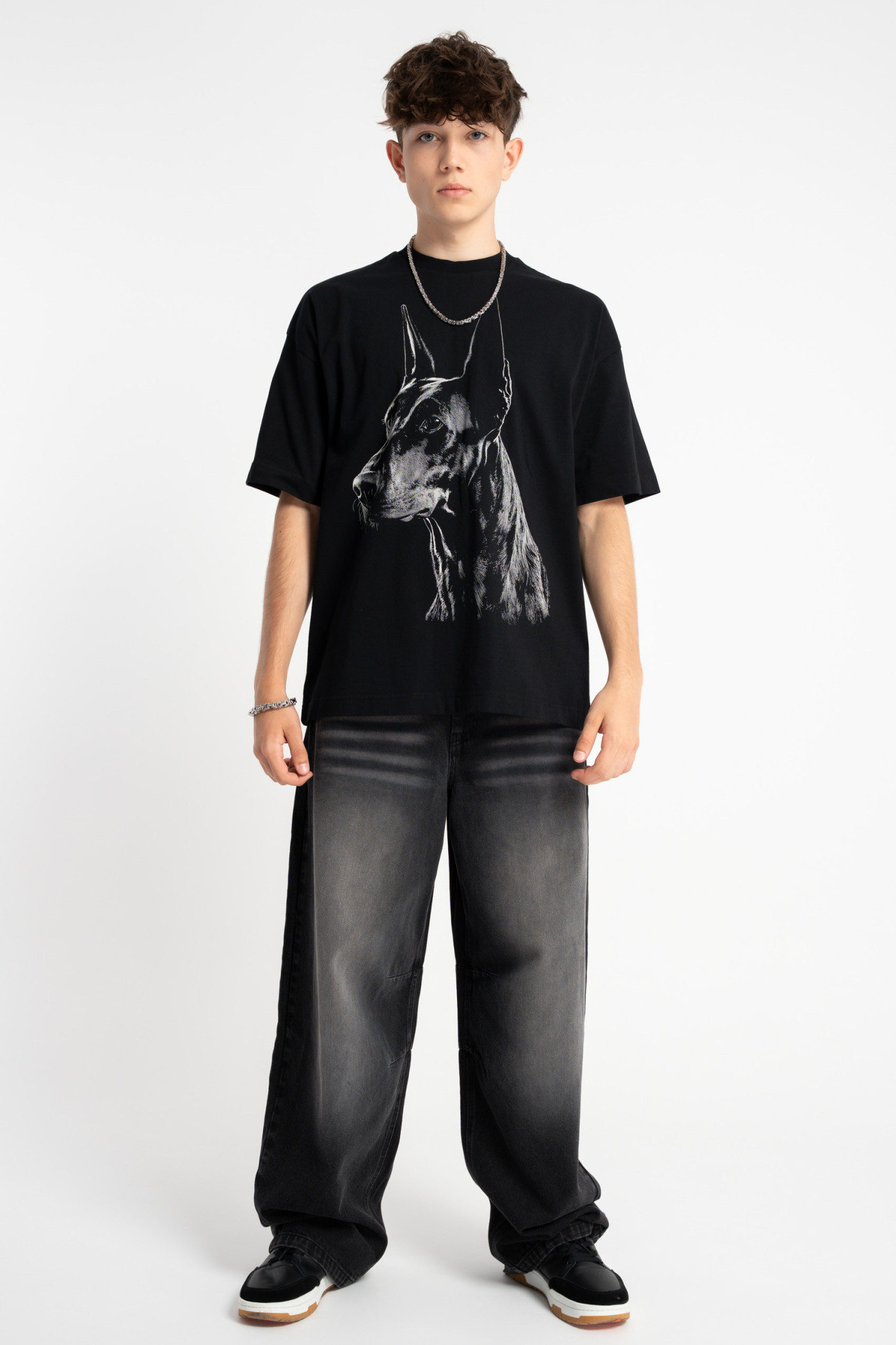 Czarny t-shirt OVERSIZE z autorską grafiką z przodu Czarny t-shirt OVERSIZE z autorską grafiką z przodu