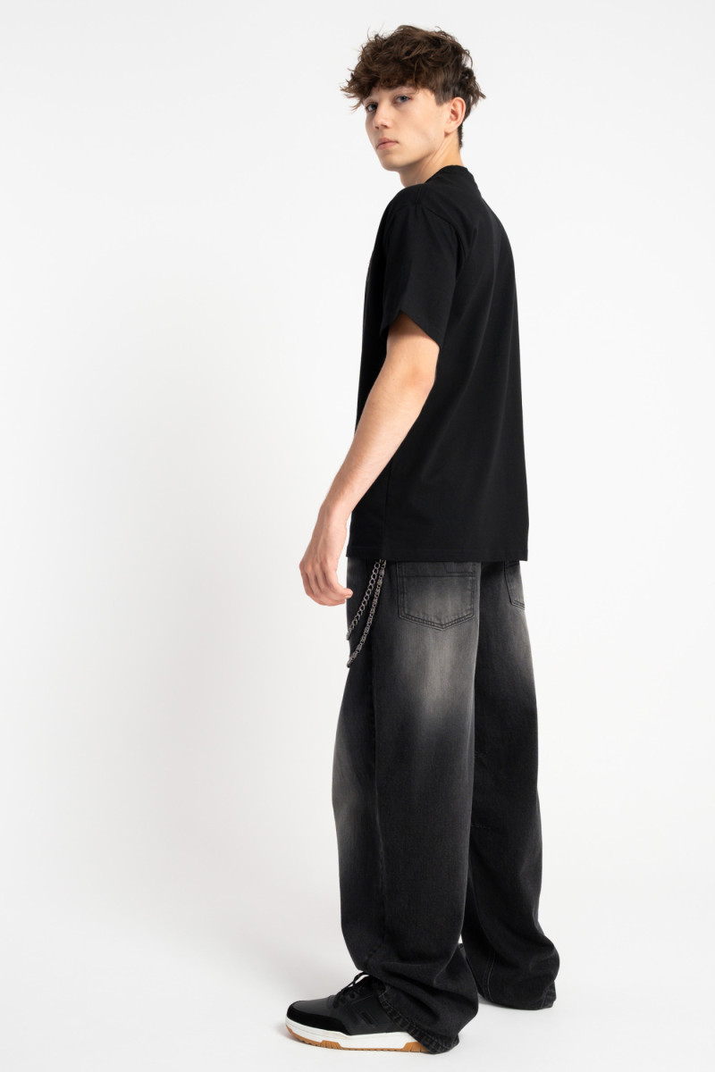 Czarny t-shirt LOOSE z nadrukiem z przodu Czarny t-shirt LOOSE z nadrukiem z przodu