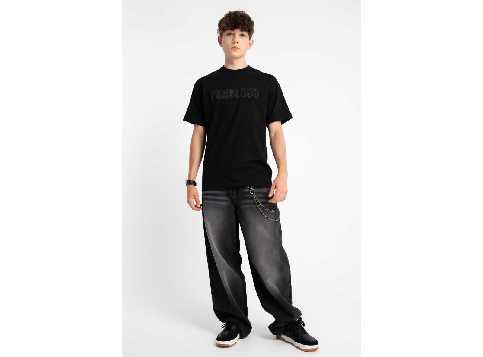 Czarny t-shirt LOOSE z nadrukiem z przodu Czarny t-shirt LOOSE z nadrukiem z przodu