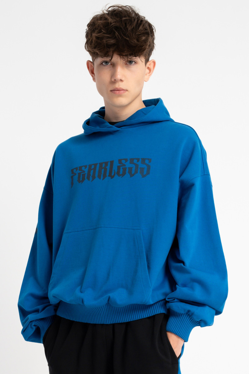 Kobaltowa bluza BOXY z kapturem z nadrukiem z przodu Kobaltowa bluza BOXY z kapturem z nadrukiem z przodu