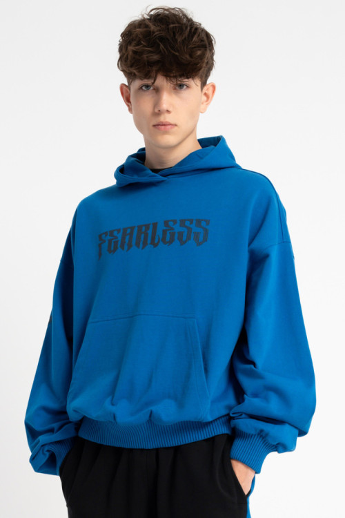 Kobaltowa bluza BOXY z kapturem z nadrukiem z przodu Kobaltowa bluza BOXY z kapturem z nadrukiem z przodu