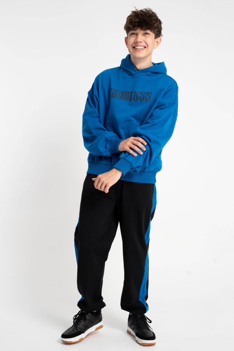 Kobaltowa bluza BOXY z kapturem z nadrukiem z przodu Kobaltowa bluza BOXY z kapturem z nadrukiem z przodu