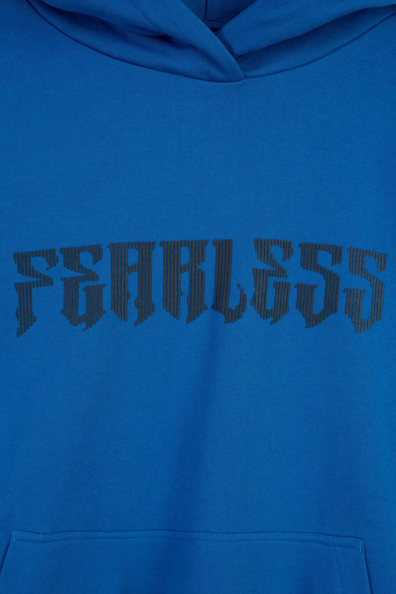 Kobaltowa bluza BOXY z kapturem z nadrukiem z przodu Kobaltowa bluza BOXY z kapturem z nadrukiem z przodu