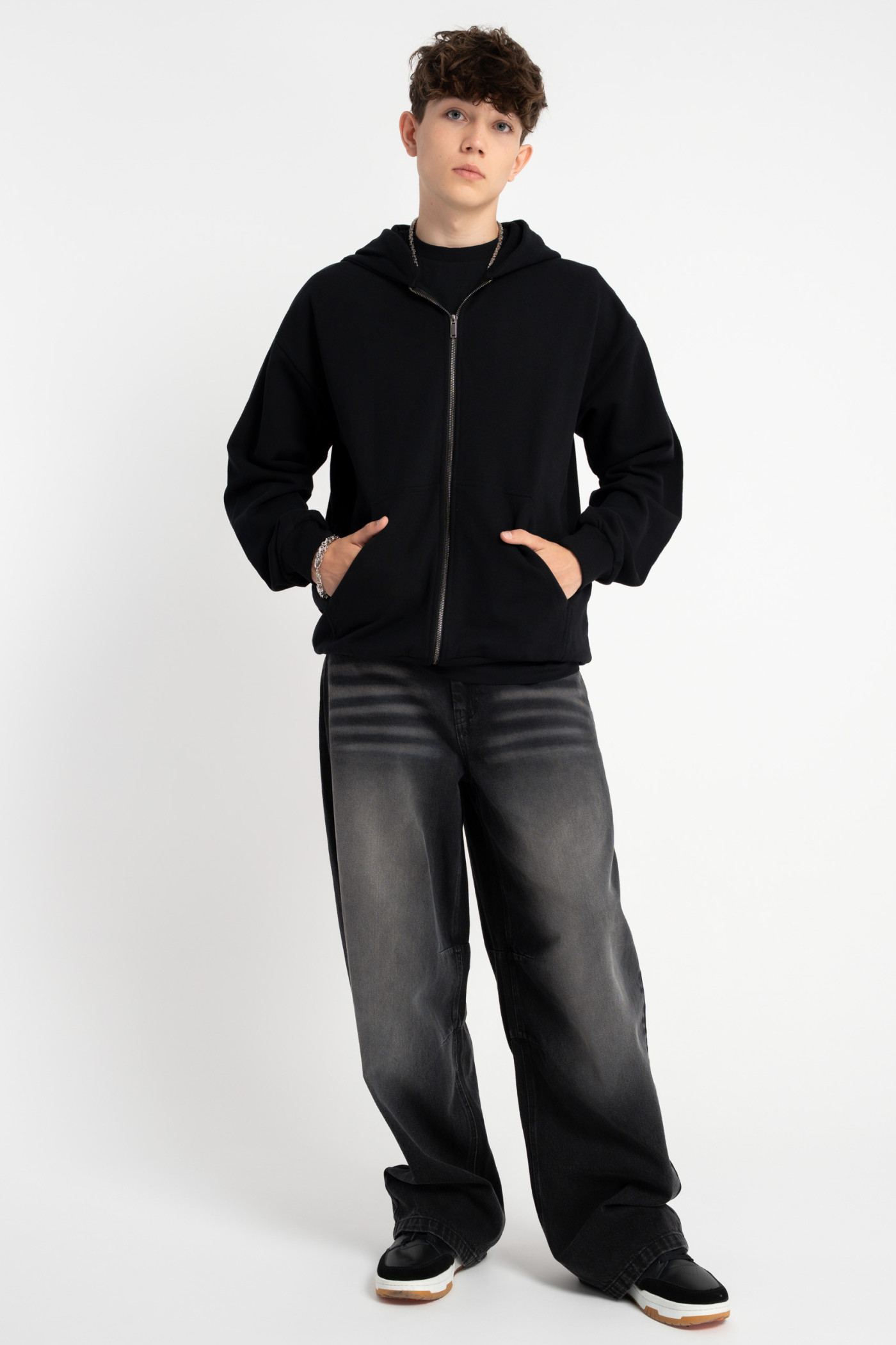 Czarna bluza REGULAR z kapturem z autorską grafiką z tyłu