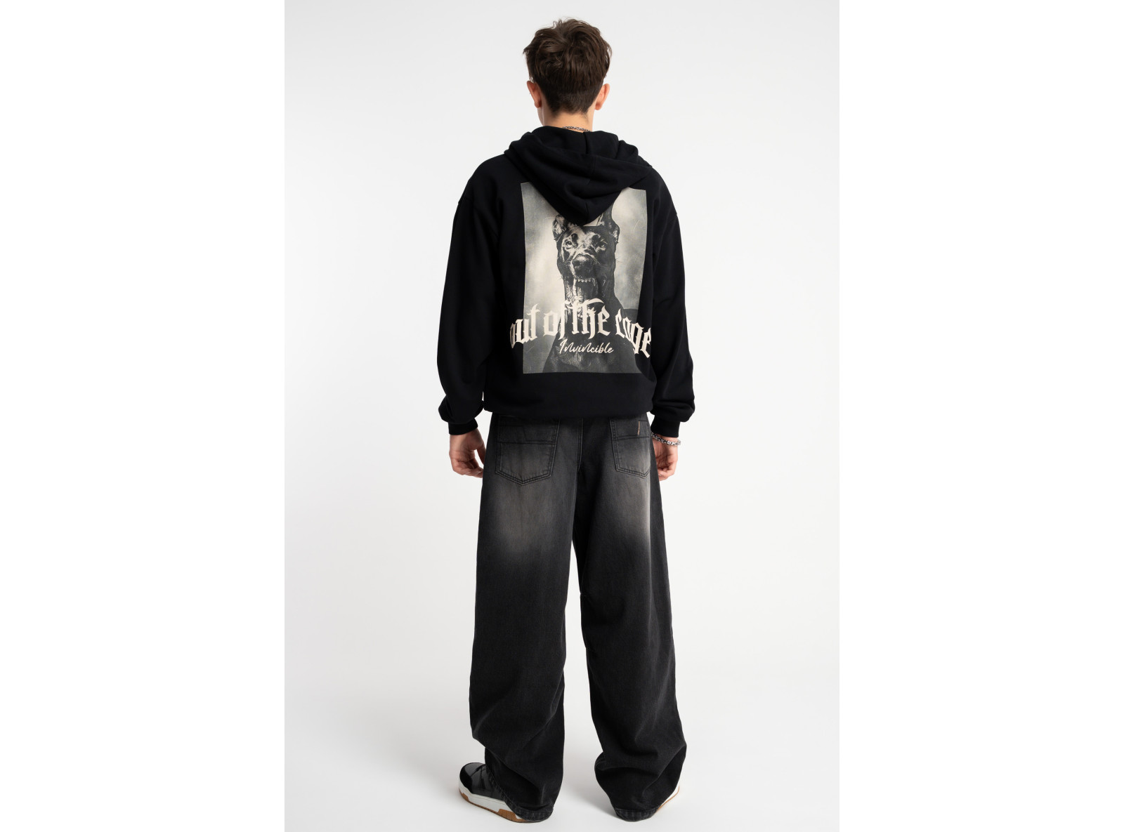 Czarna bluza REGULAR z kapturem z autorską grafiką z tyłu