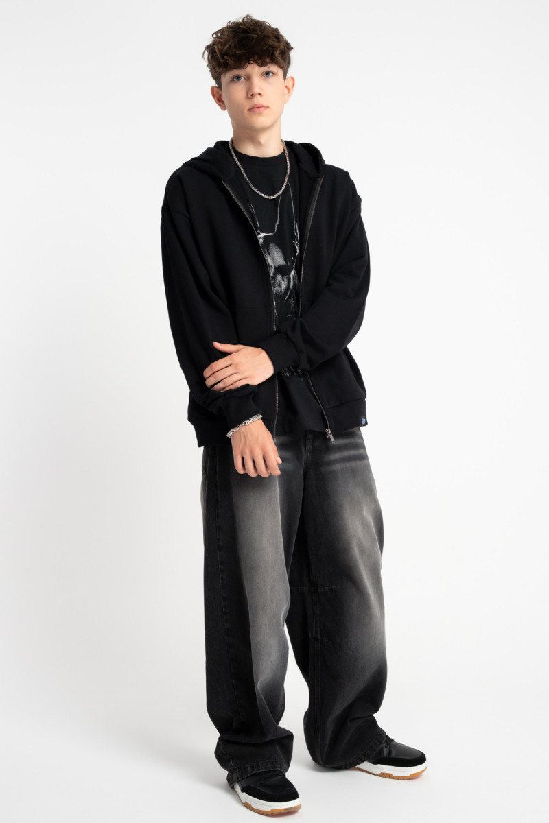 Czarna bluza REGULAR z kapturem z autorską grafiką z tyłu