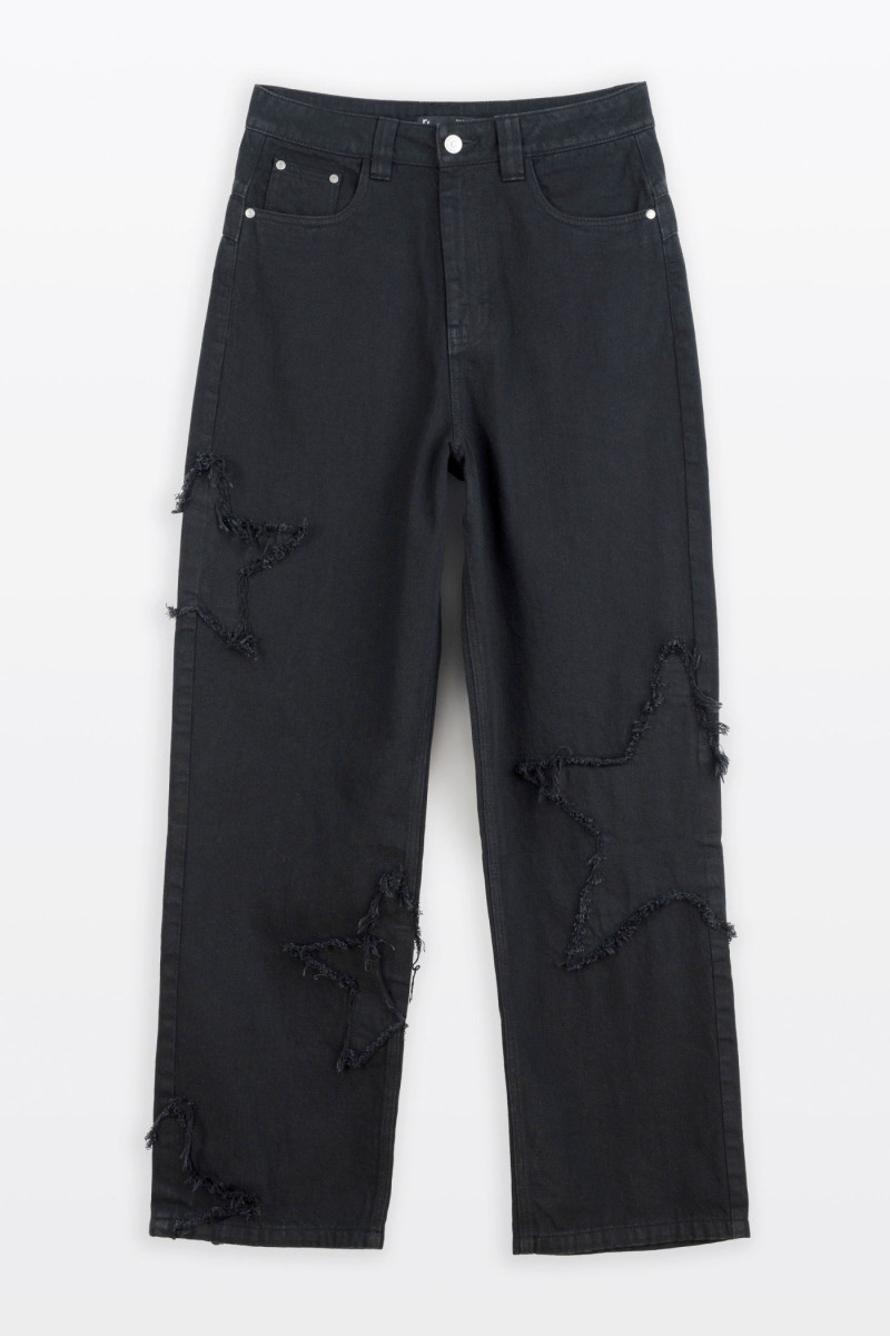 Czarne spodnie jeansowe o kroju BAGGY z naszywanymi gwiazdkami Czarne spodnie jeansowe o kroju BAGGY z naszywanymi gwiazdkami