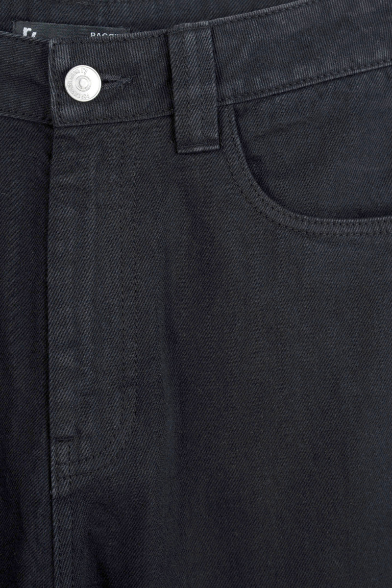 Czarne spodnie jeansowe o kroju BAGGY z naszywanymi gwiazdkami Czarne spodnie jeansowe o kroju BAGGY z naszywanymi gwiazdkami